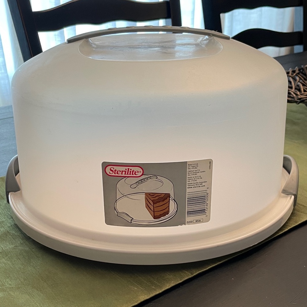 Sterilite Cake or Dessert Taker Carrier or Server with Locking Latches